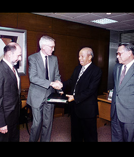 1995&br;Ekspansi Pertama